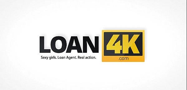  LOAN4K. El agente le ofrece a una buena chica un buen préstamo para follar apasionadamente